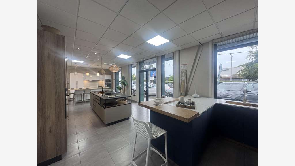 Loue local commercial de 220m² à Baie-Mahault