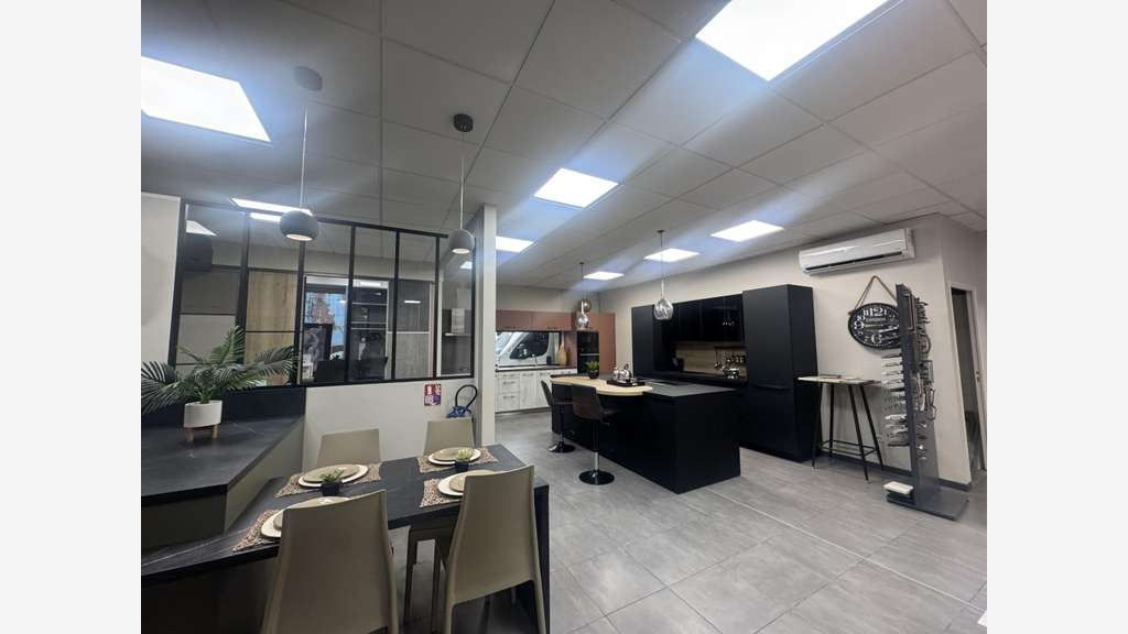 Loue local commercial de 220m² à Baie-Mahault