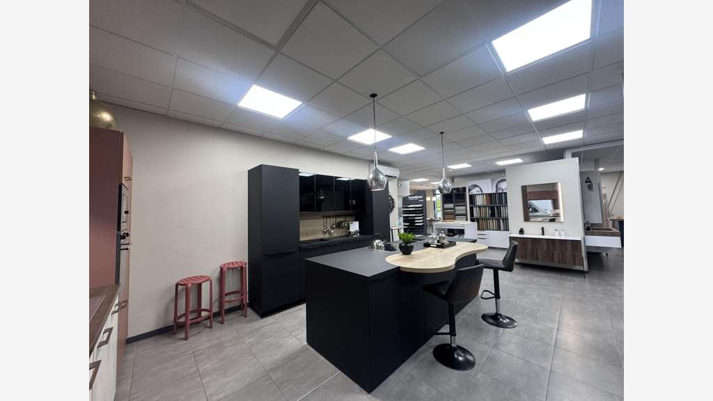 Loue local commercial de 220m² à Baie-Mahault