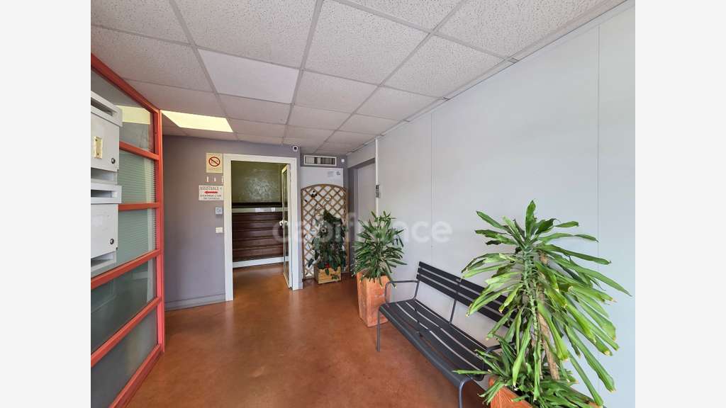 Bureau/local de 14 m², lumineux - Idéalement s