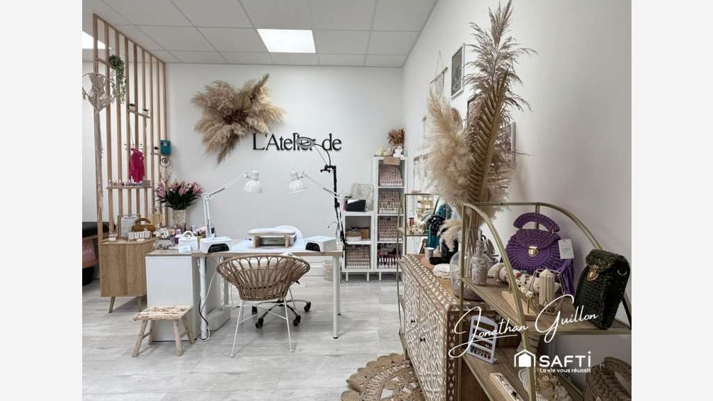 Situé dans une zone d'activité.