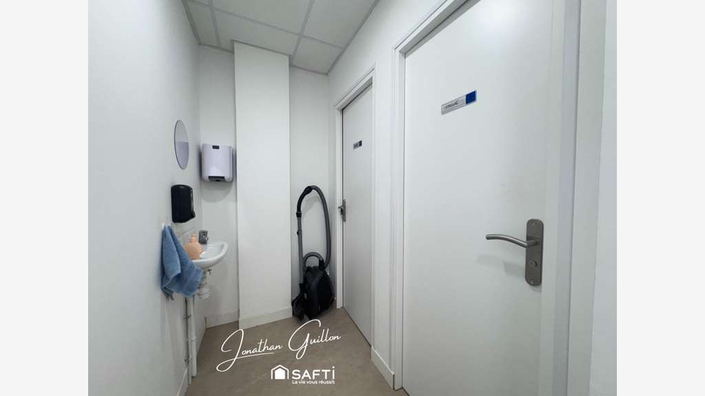 Situé dans une zone d'activité.