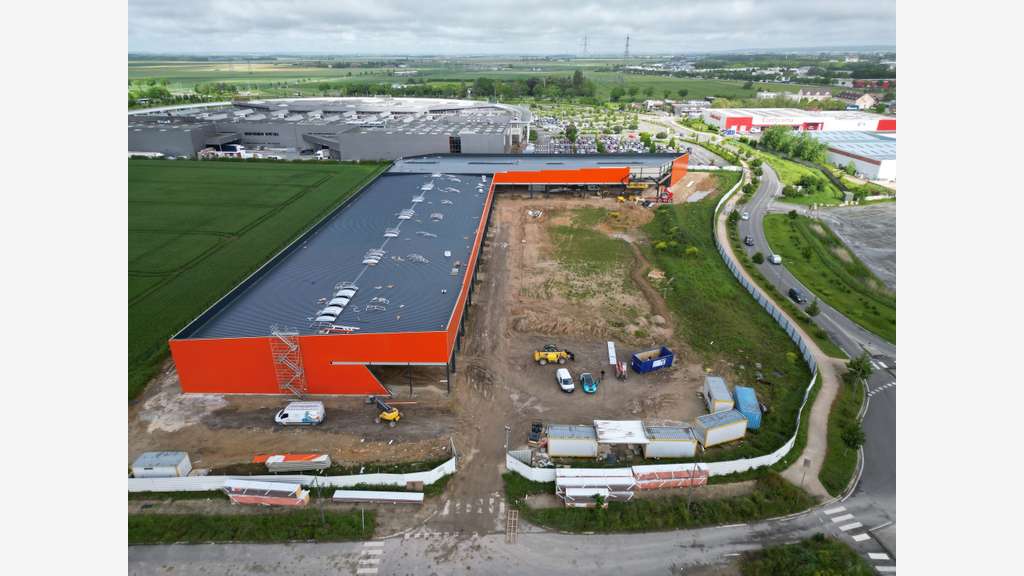 Local d'activités de 7342m² à louer à Barjouville