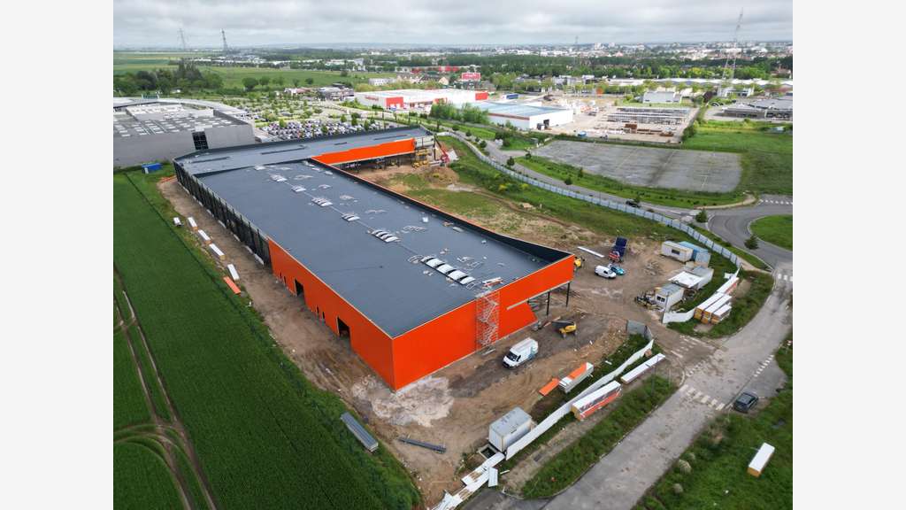 Local d'activités de 7342m² à louer à Barjouville