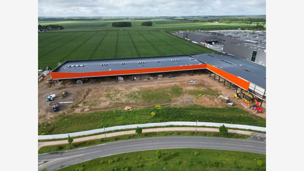 Local d'activités de 7342m² à louer à Barjouville
