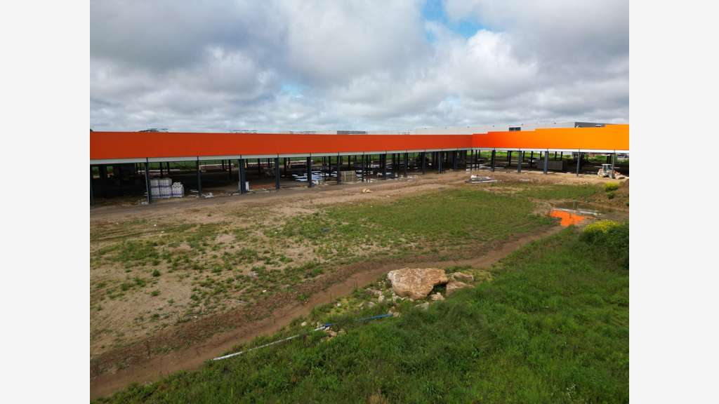 Local d'activités de 7342m² à louer à Barjouville
