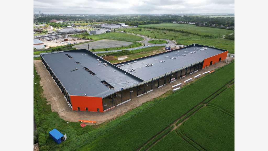 Local d'activités de 7342m² à louer à Barjouville