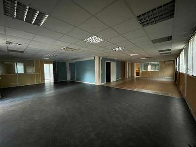 A louer local commercial 378m² proche BAB2  