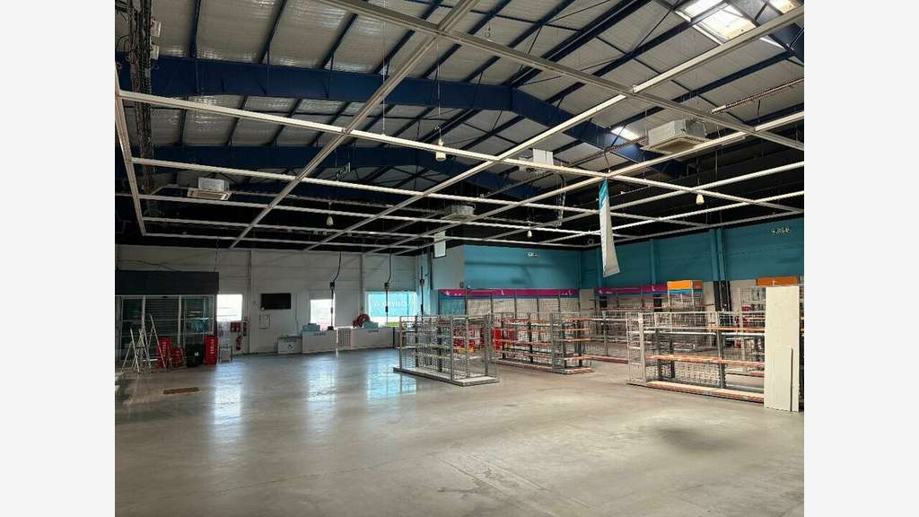 A louer local commercial 1 832m² en RDC à Bayonne 
