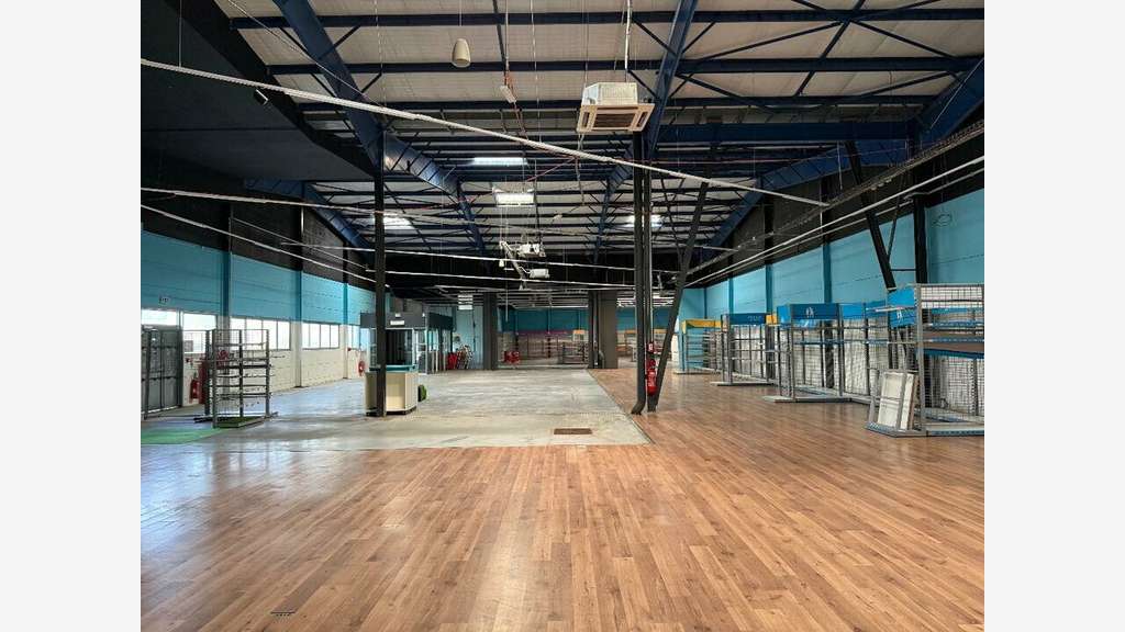 A louer local commercial 1 832m² en RDC à Bayonne 