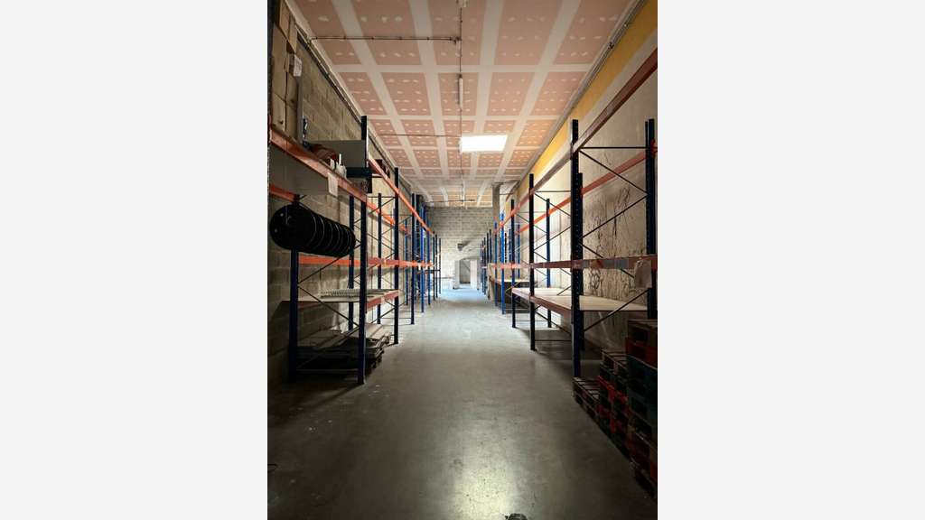 A louer local commercial 1 832m² en RDC à Bayonne 