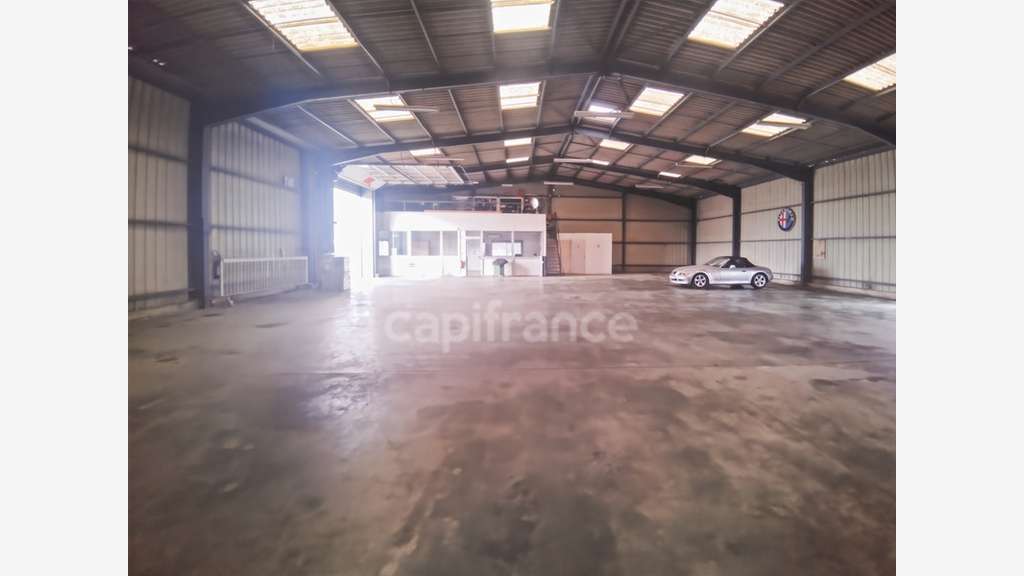 Local à louer ~550m² empl N°1 à Beaucaire d90