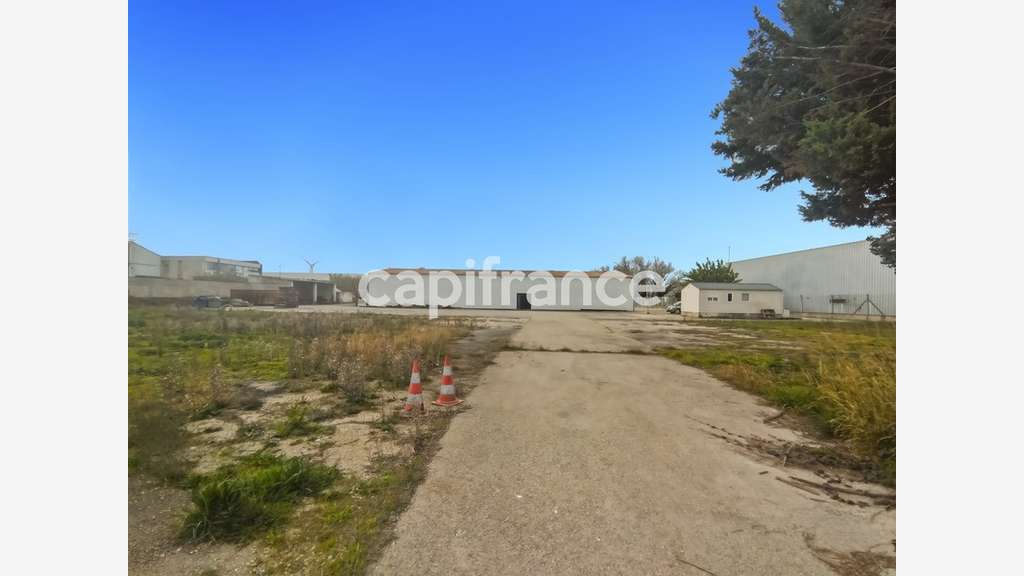 Local à louer ~550m² empl N°1 à Beaucaire d90