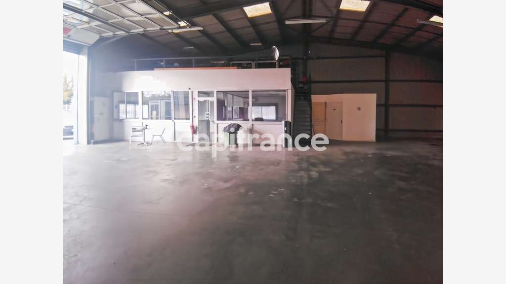 Local à louer ~550m² empl N°1 à Beaucaire d90