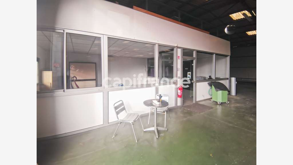 Local à louer ~550m² empl N°1 à Beaucaire d90