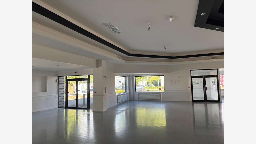Local commercial 1177m² à louer à Angers Ouest