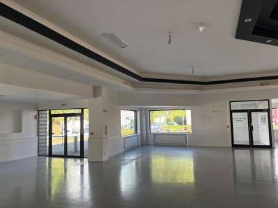 Local commercial 1177m² à louer à Angers Ouest