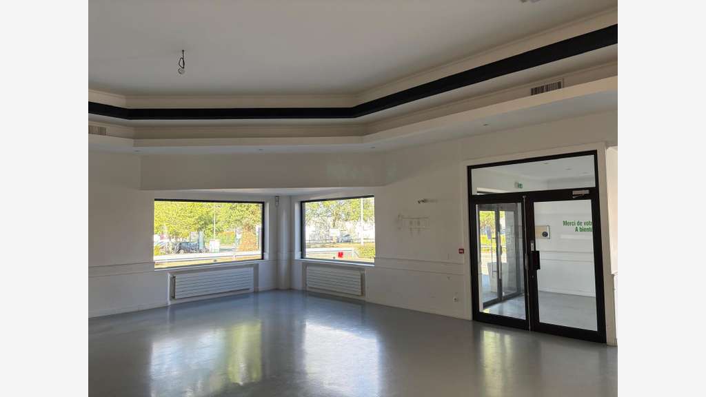 Local commercial 1177m² à louer à Angers Ouest