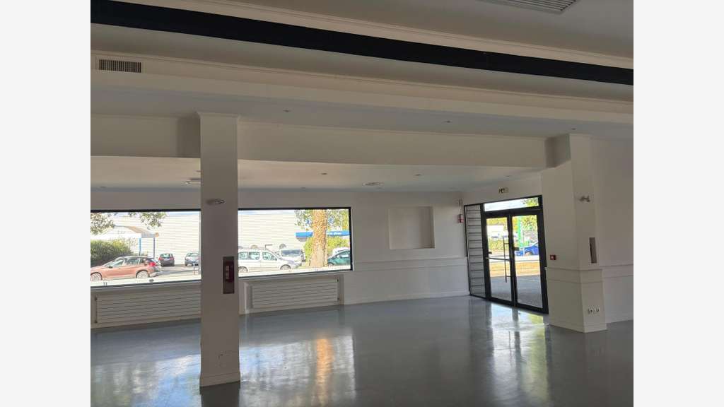 Local commercial 1177m² à louer à Angers Ouest