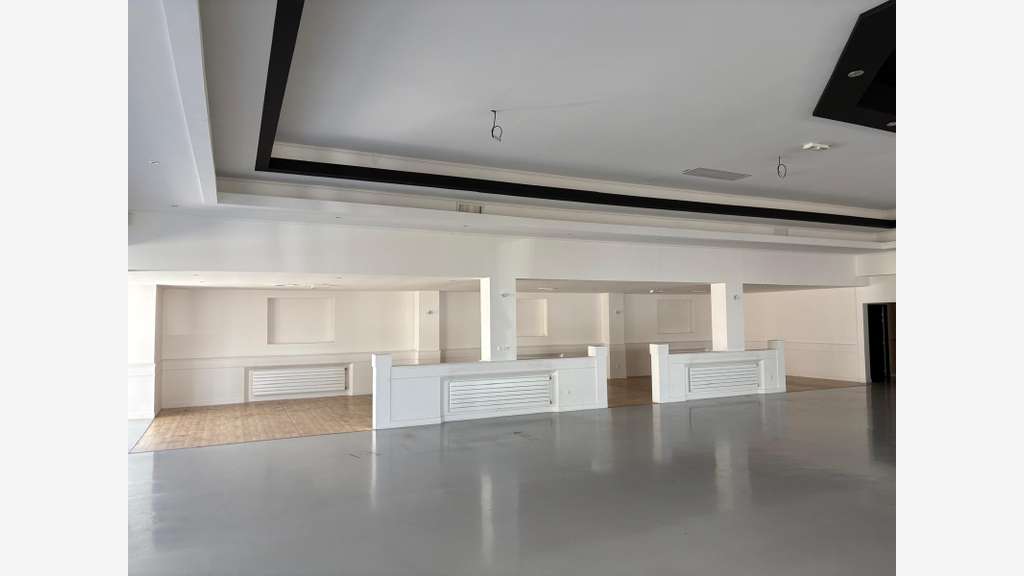Local commercial 1177m² à louer à Angers Ouest