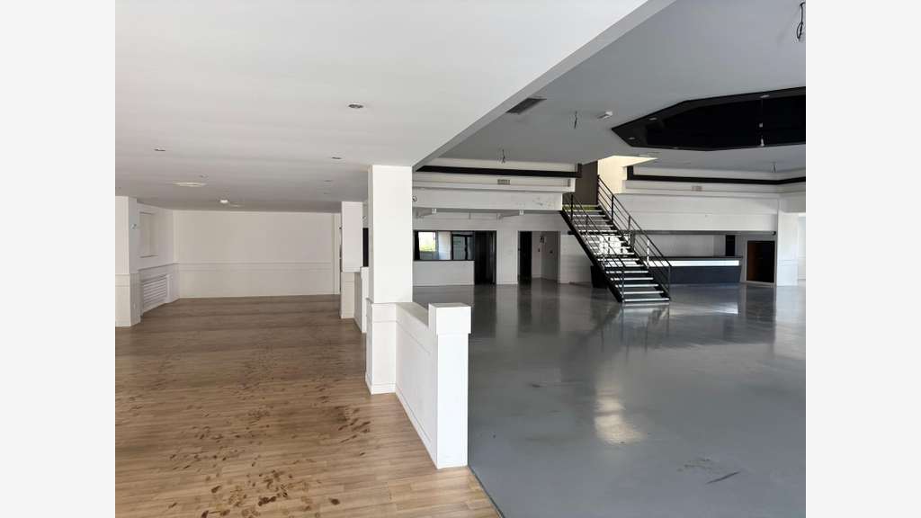 Local commercial 1177m² à louer à Angers Ouest