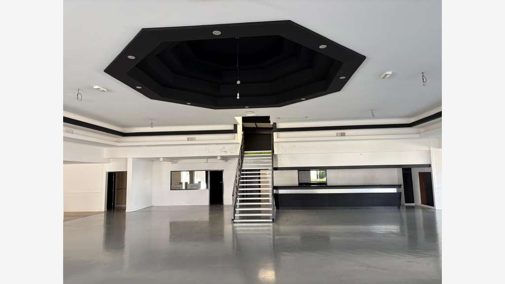 Local commercial 1177m² à louer à Angers Ouest