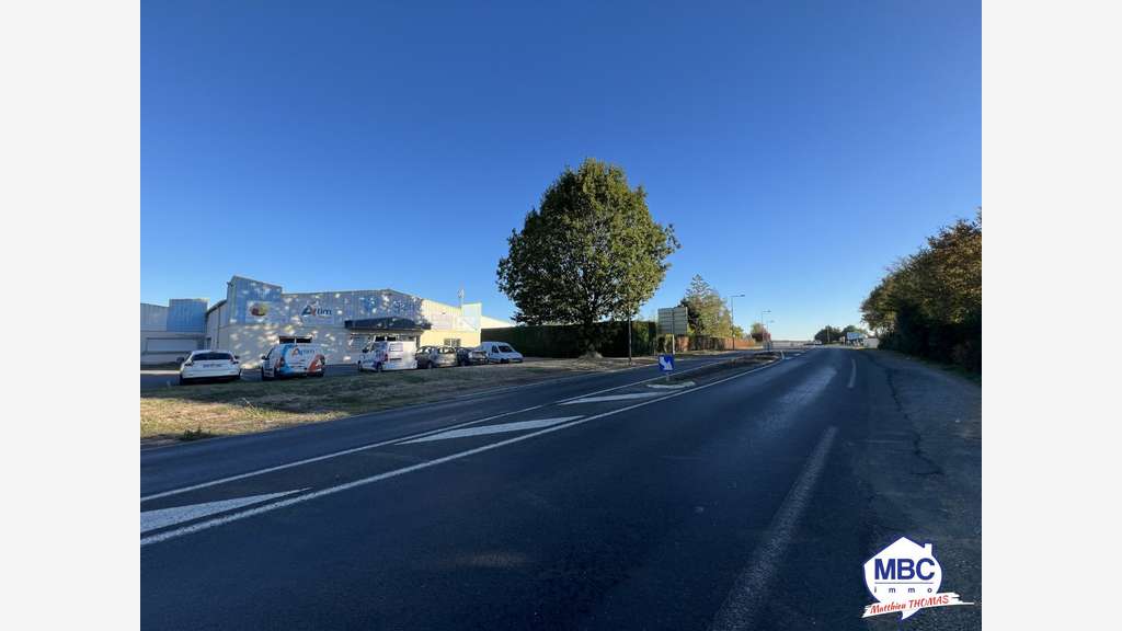 Local 70m² à louer en ZA à Beaupréau-en-Mauges