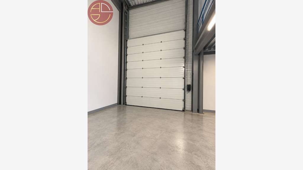 À LOUER  LOCAL COMMERCIAL 270 M² AVEC SHOWROOM ET