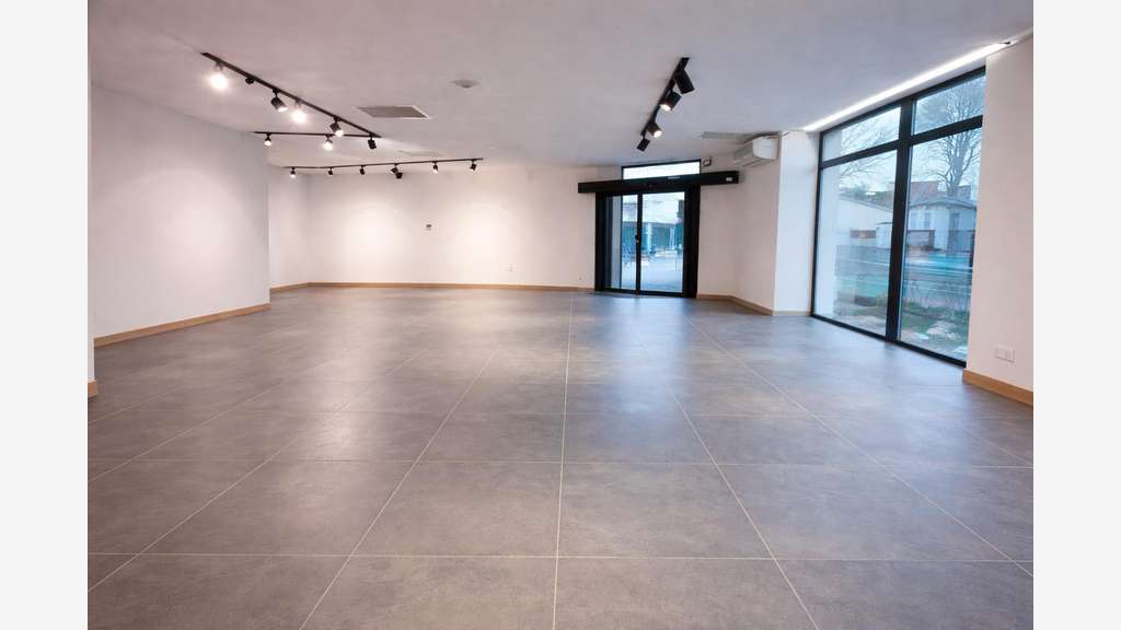 A louer local lumineux climatisé 198m²  à Bègles