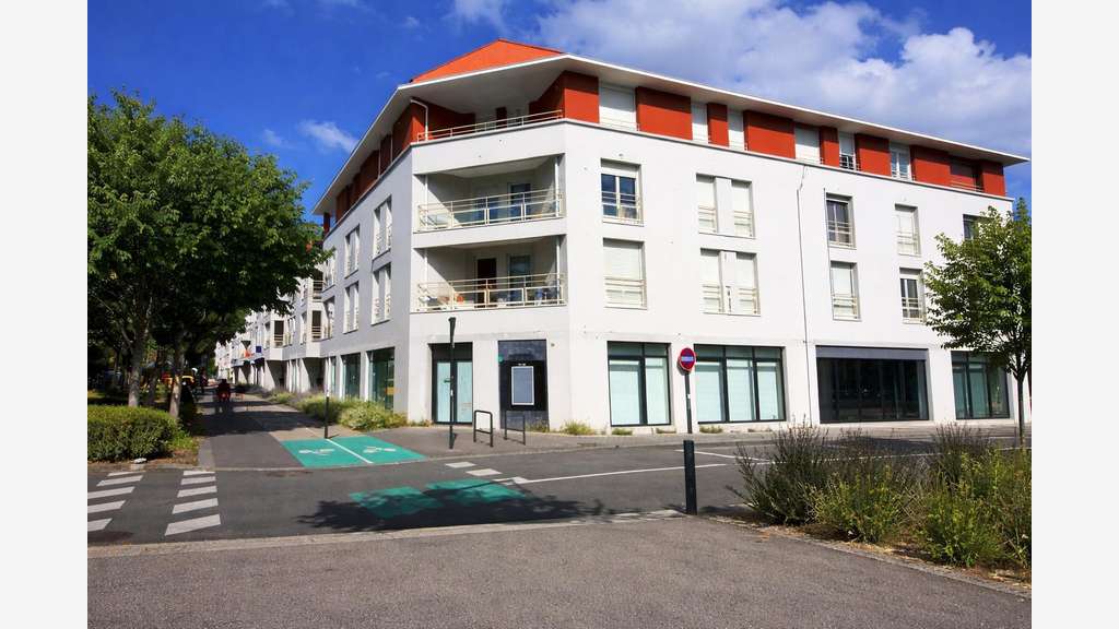 A louer local lumineux climatisé 198m²  à Bègles