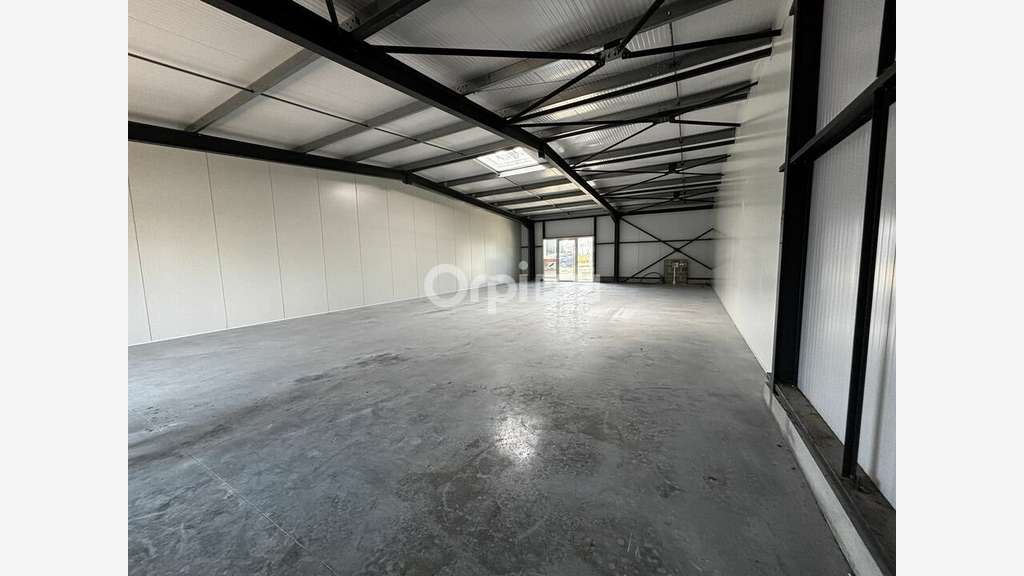 Local commercial de 199m² à louer à Belz