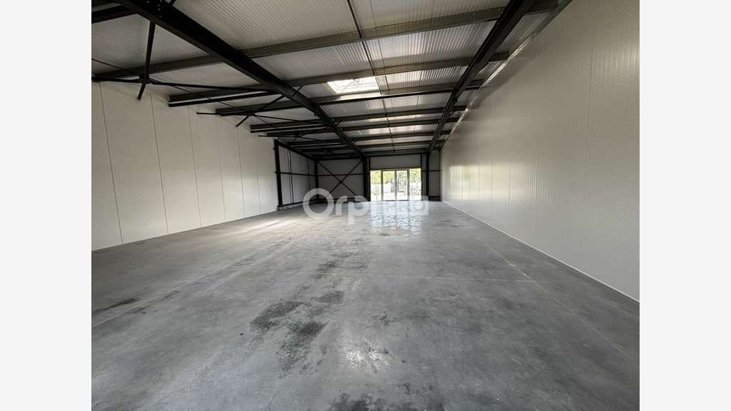 Local commercial de 199m² à louer à Belz