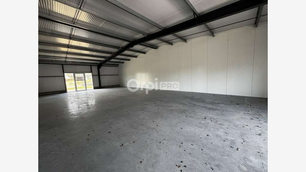 Local commercial de 198m² à louer à Belz
