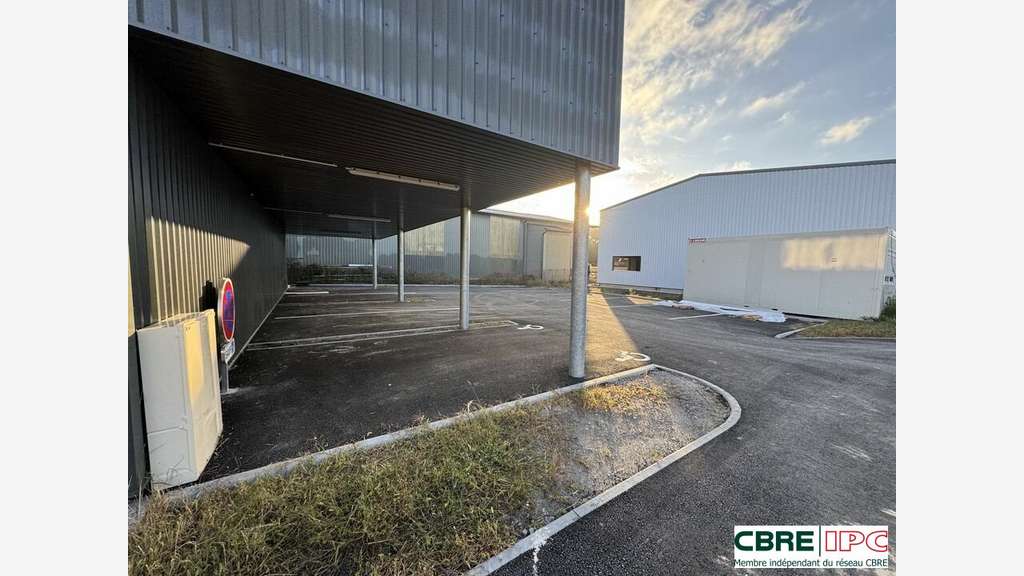 A louer bâtiment commercial 640m² empl N°1 Bénesse