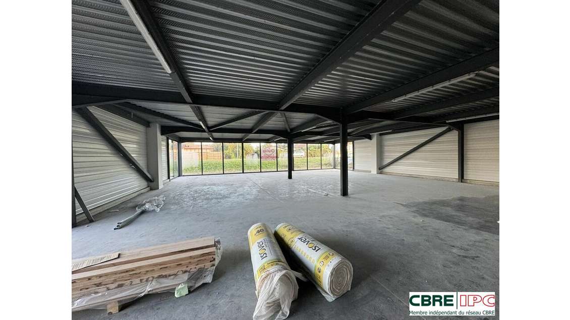 A louer local commercial 300m² empl N°1 Bénesse