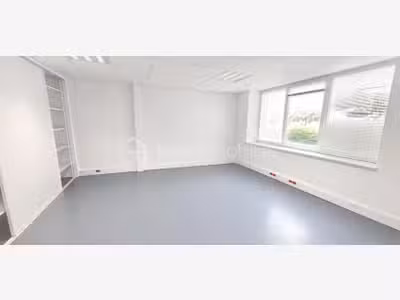 Local professionnel de 232.5m² à louer à Benfeld