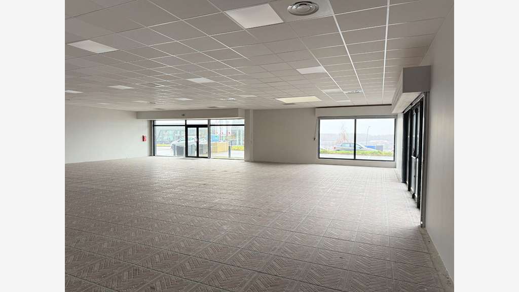 A louer local commercial 339m² ZAC Châteaufarine