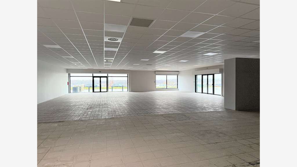A louer local commercial 339m² ZAC Châteaufarine