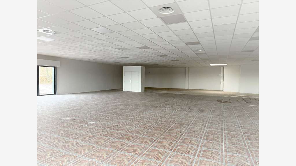 A louer local commercial 339m² ZAC Châteaufarine