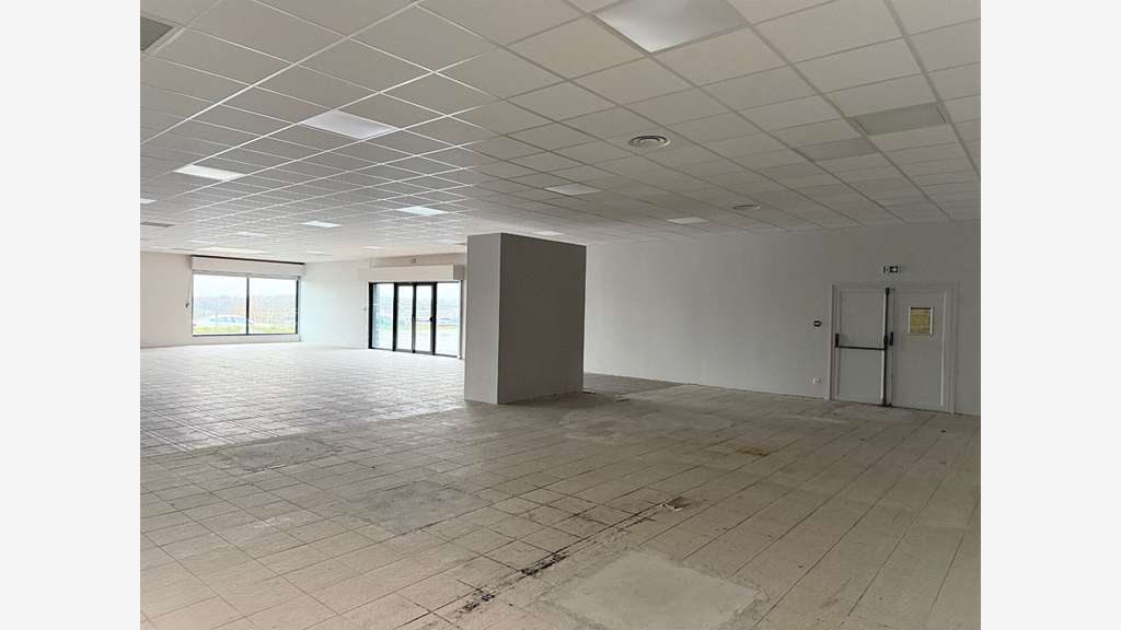 A louer local commercial 339m² ZAC Châteaufarine