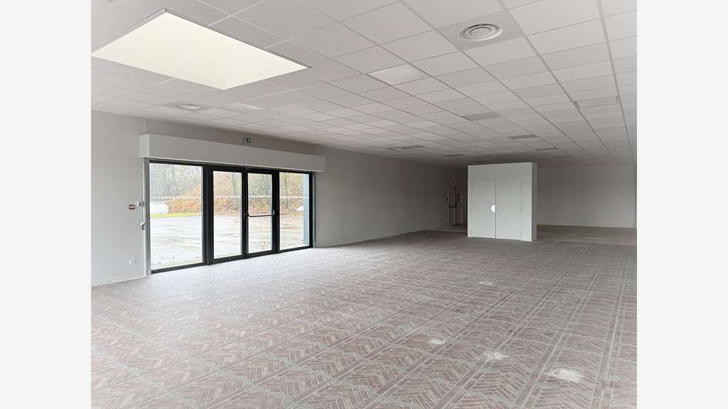 A louer local commercial 339m² ZAC Châteaufarine