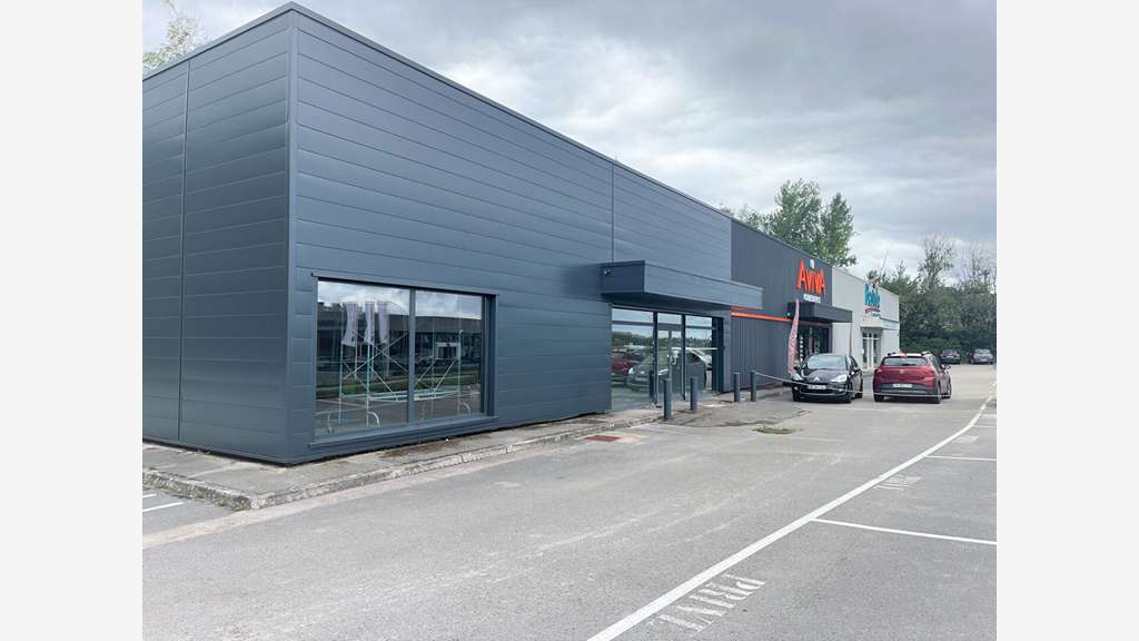 A louer local commercial 339m² ZAC Châteaufarine
