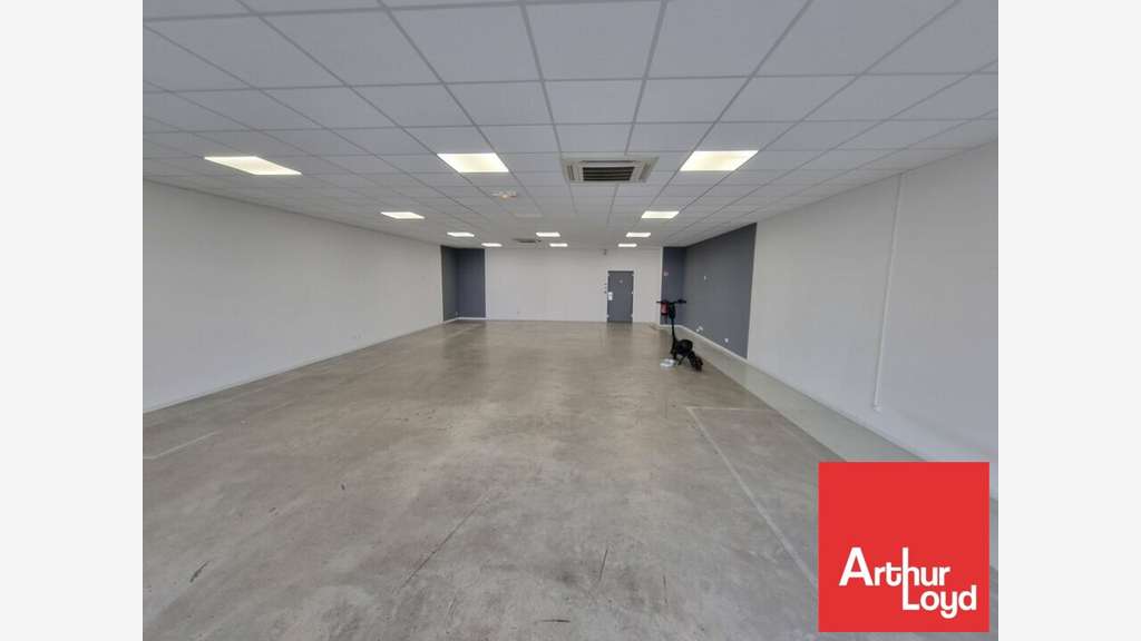 Local commercial 180m² à louer Bessines Niort Sud