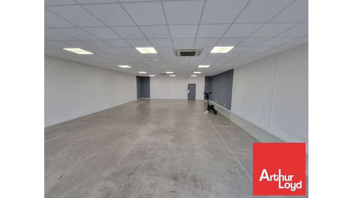 Local commercial 180m² à louer Bessines Niort Sud