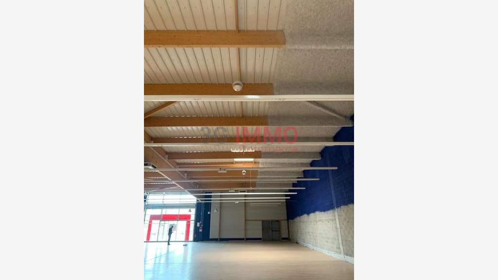 A louer local commercial 900m² à Niort - Bessines