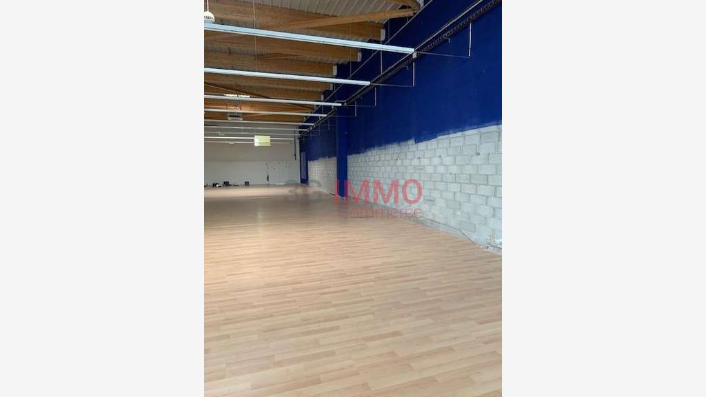 A louer local commercial 900m² à Niort - Bessines