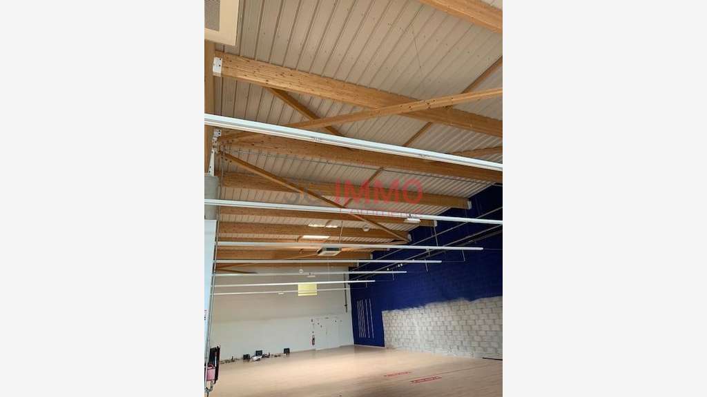 A louer local commercial 900m² à Niort - Bessines