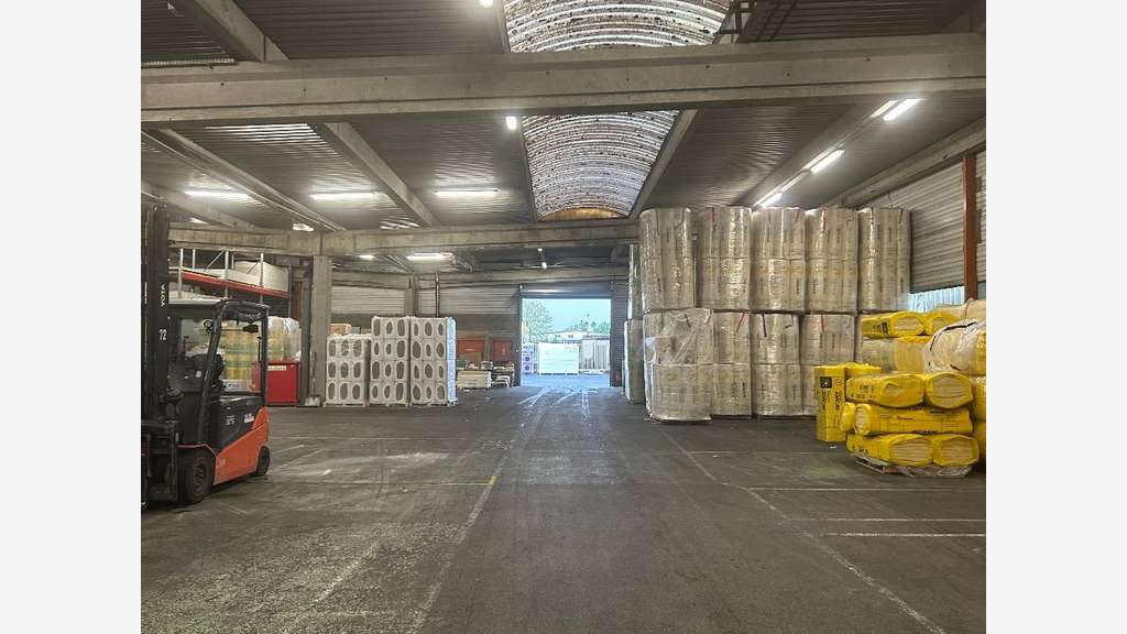 A louer locaux disponibles 3000m² à Beynost