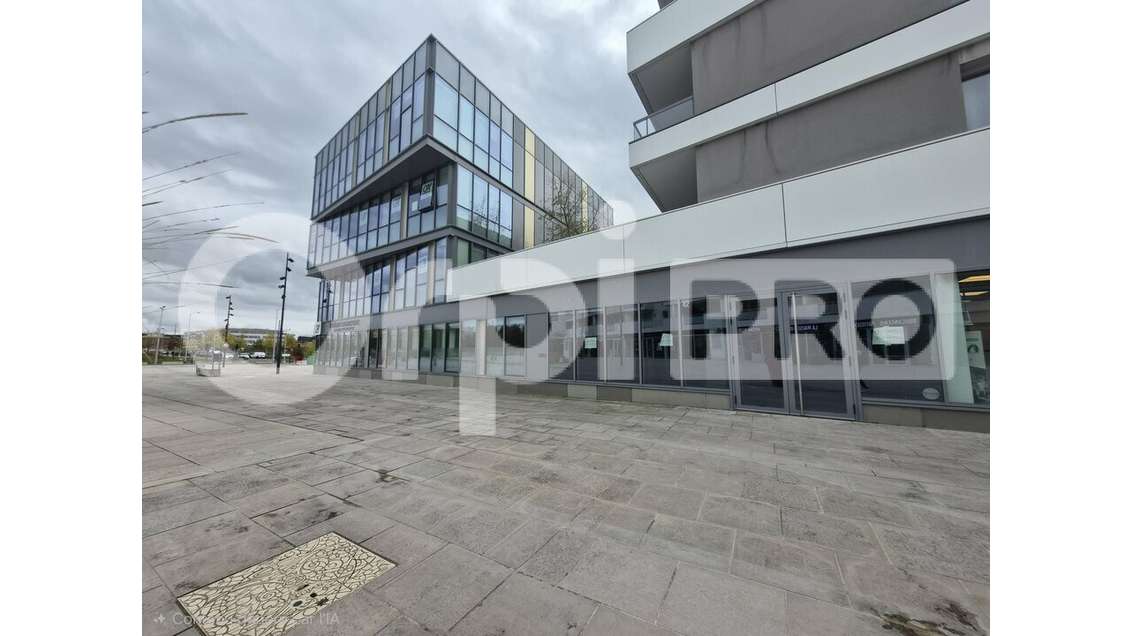 Local commercial neuf 136m² à louer à Bezannes