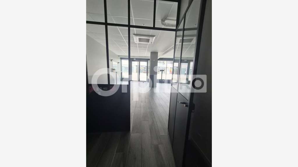 Local commercial neuf 136m² à louer à Bezannes